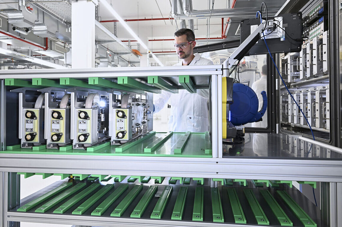 Volkswagen Group batarya laboratuvarında çalışan mühendis